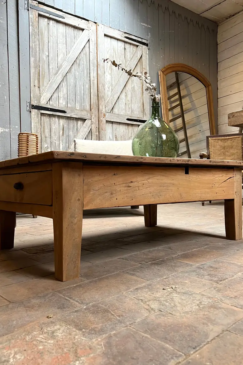 Table basse en noyer Début XXème