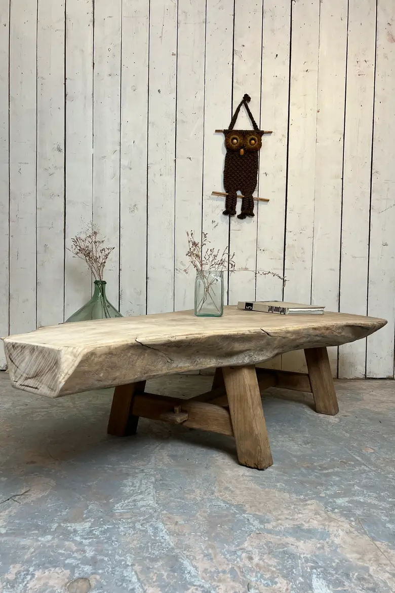 Table basse primitive en souche d’arbre
