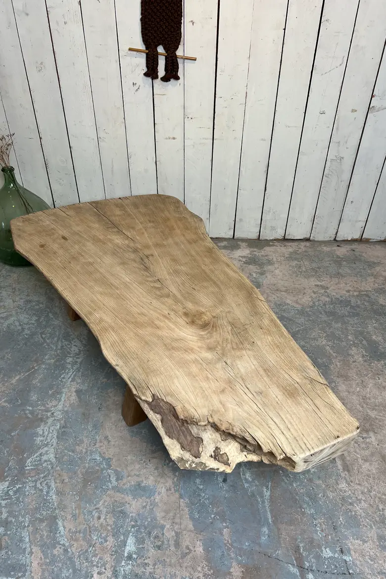 Table basse primitive en souche d’arbre
