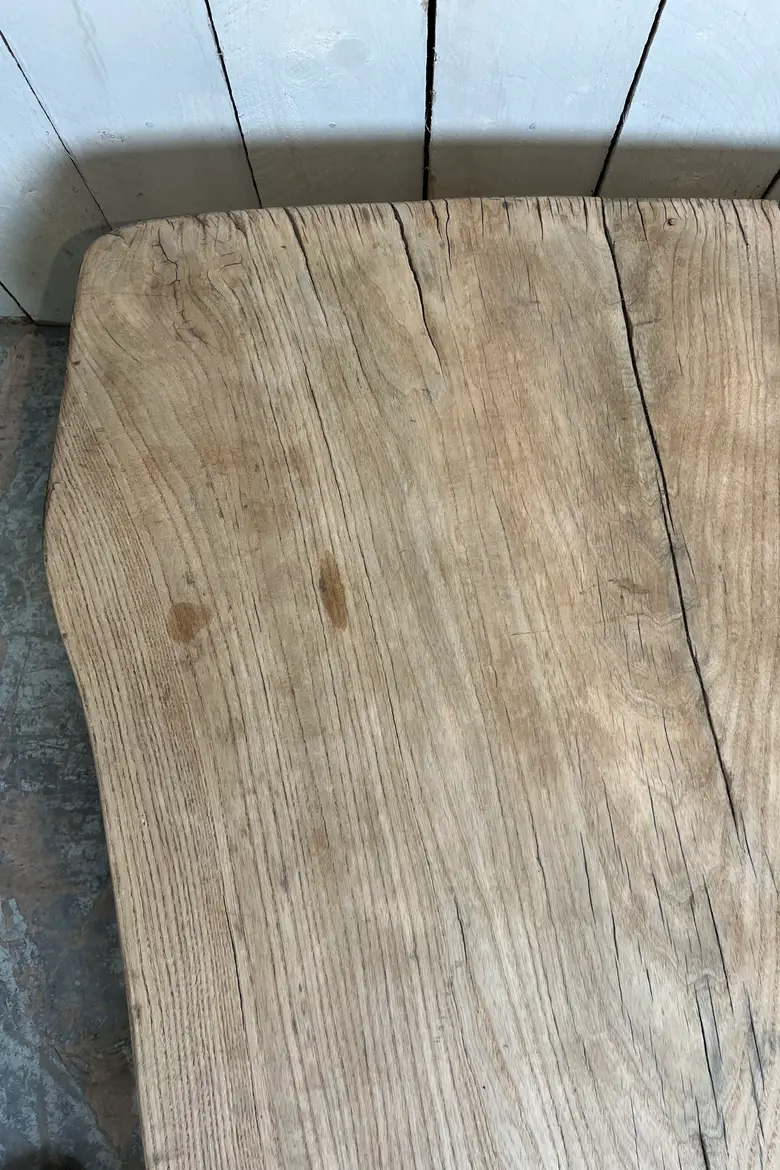 Table basse primitive en souche d’arbre