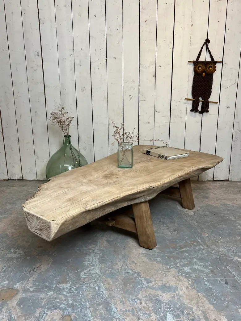 Table basse primitive en souche d’arbre