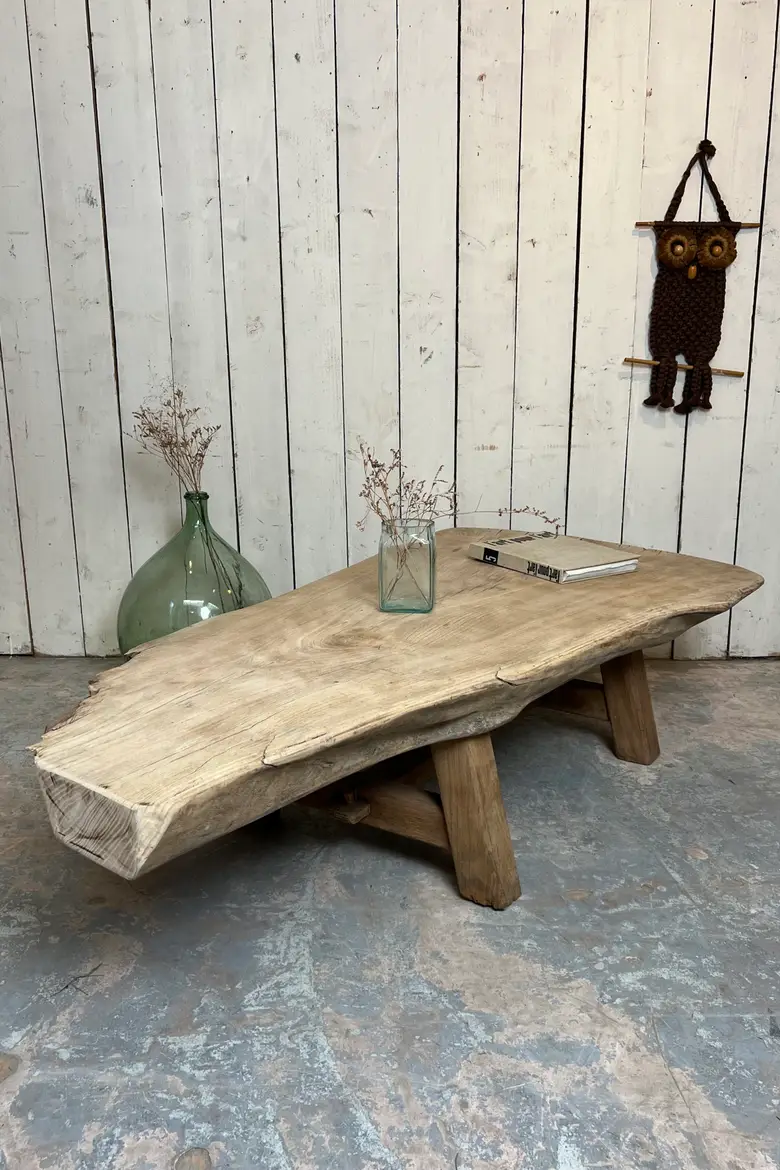 Table basse primitive en souche d’arbre