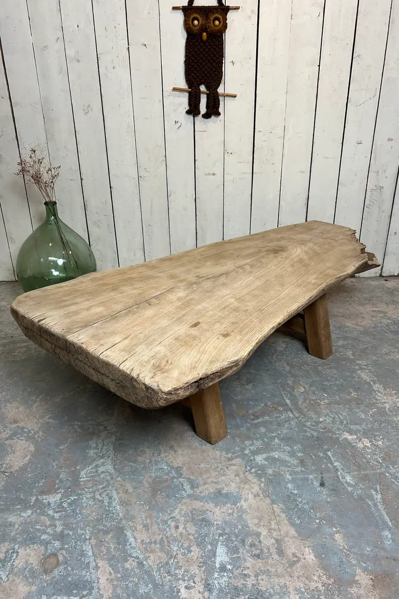 Table basse primitive en souche d’arbre