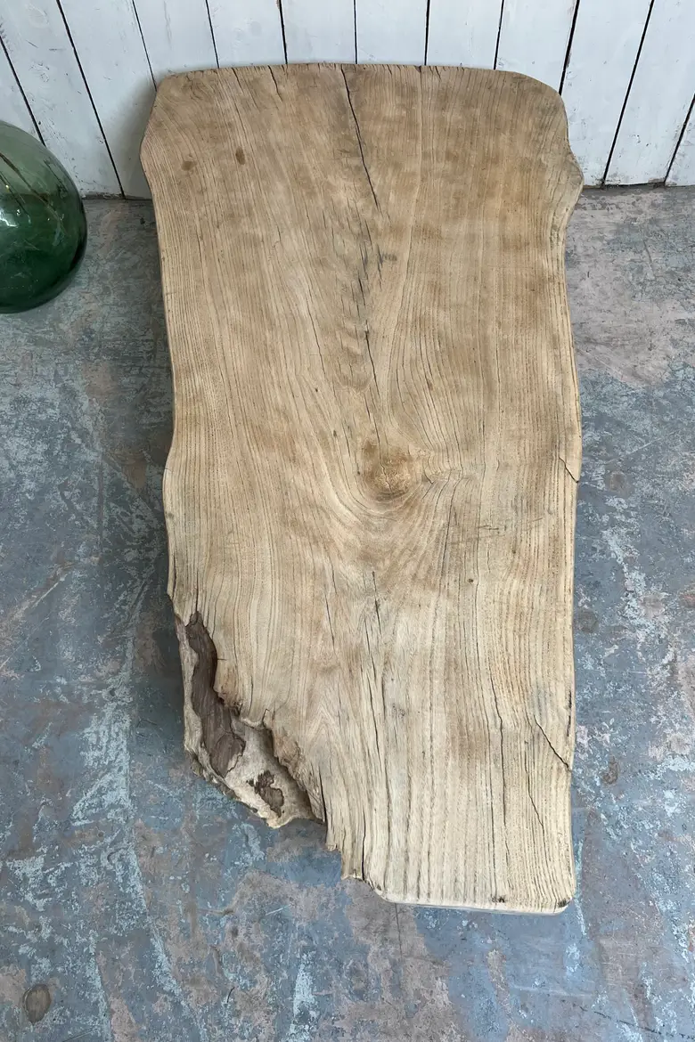 Table basse primitive en souche d’arbre