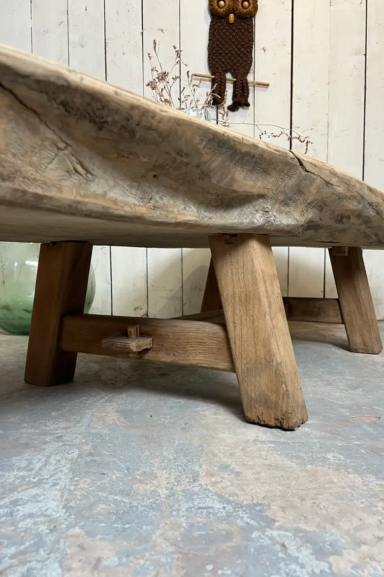 Table basse primitive en souche d’arbre