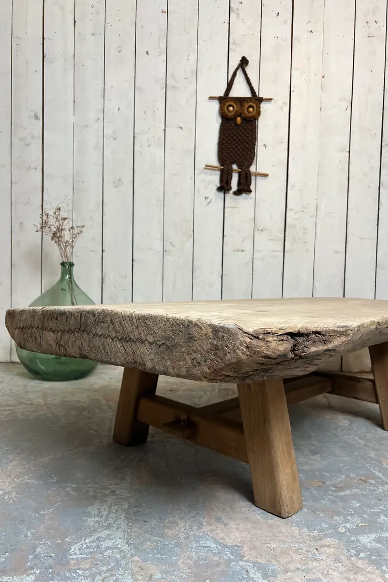 Table basse primitive en souche d’arbre
