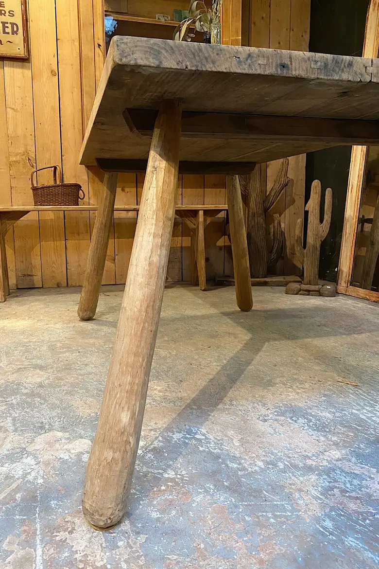 Table brutaliste en châtaignier Années 60