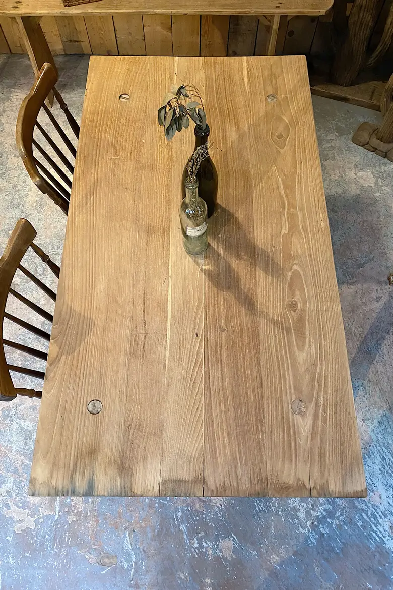 Table brutaliste en châtaignier Années 60