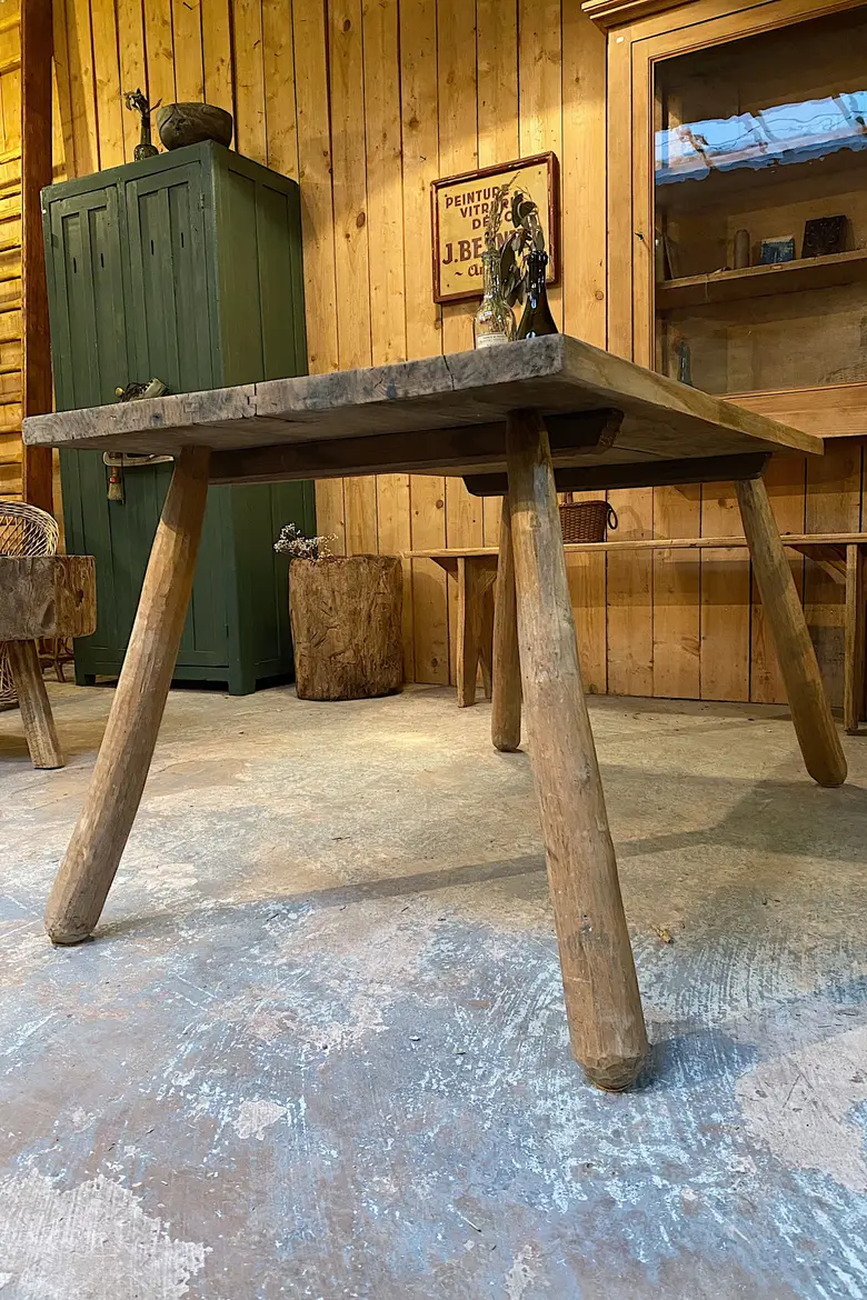 Table brutaliste en châtaignier Années 60