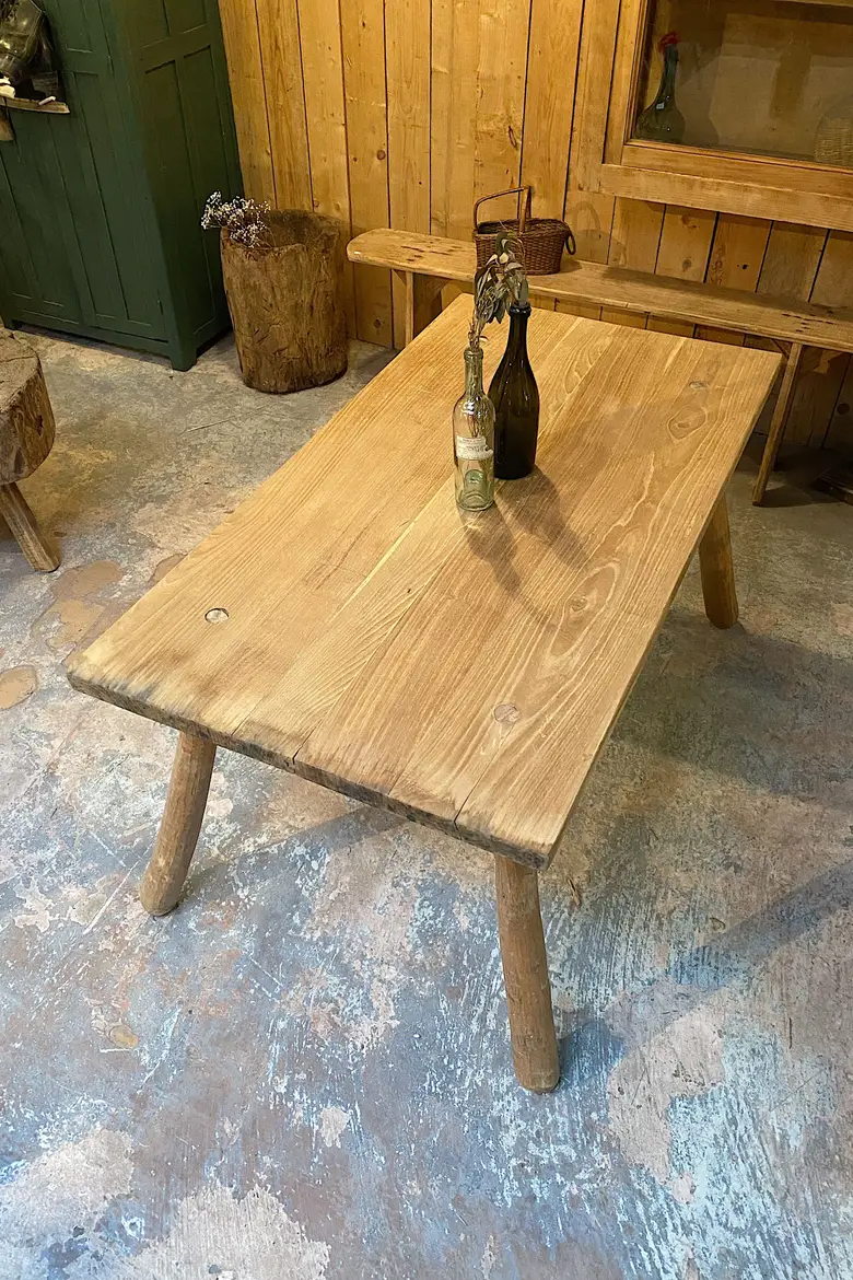 Table brutaliste en châtaignier Années 60
