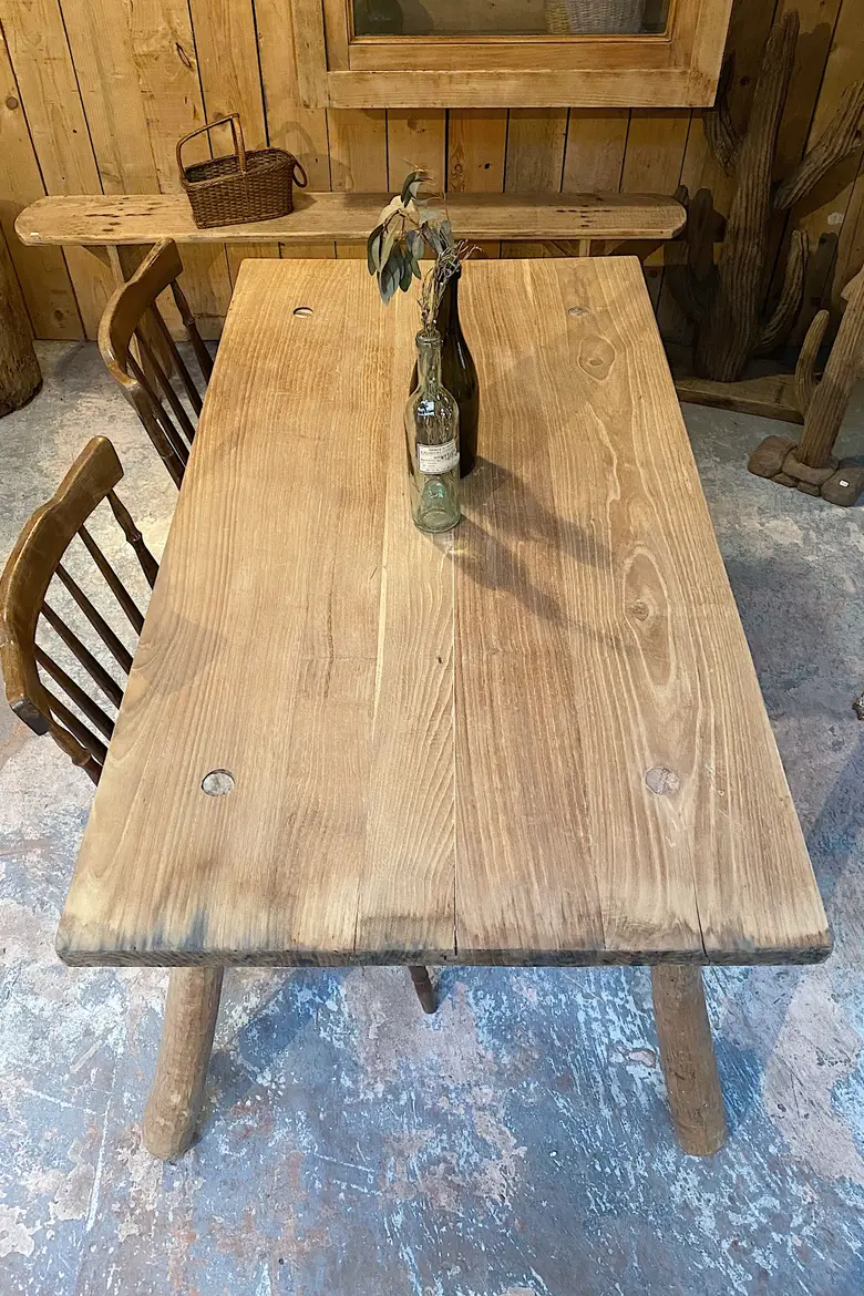 Table brutaliste en châtaignier Années 60
