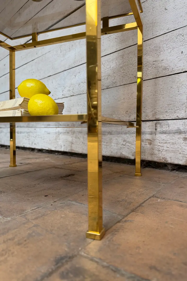 Table d’appoint en laiton doré