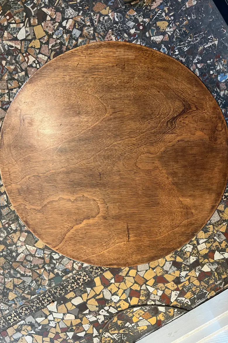 Table d’appoint ronde dans le goût de Charles Dudouyt