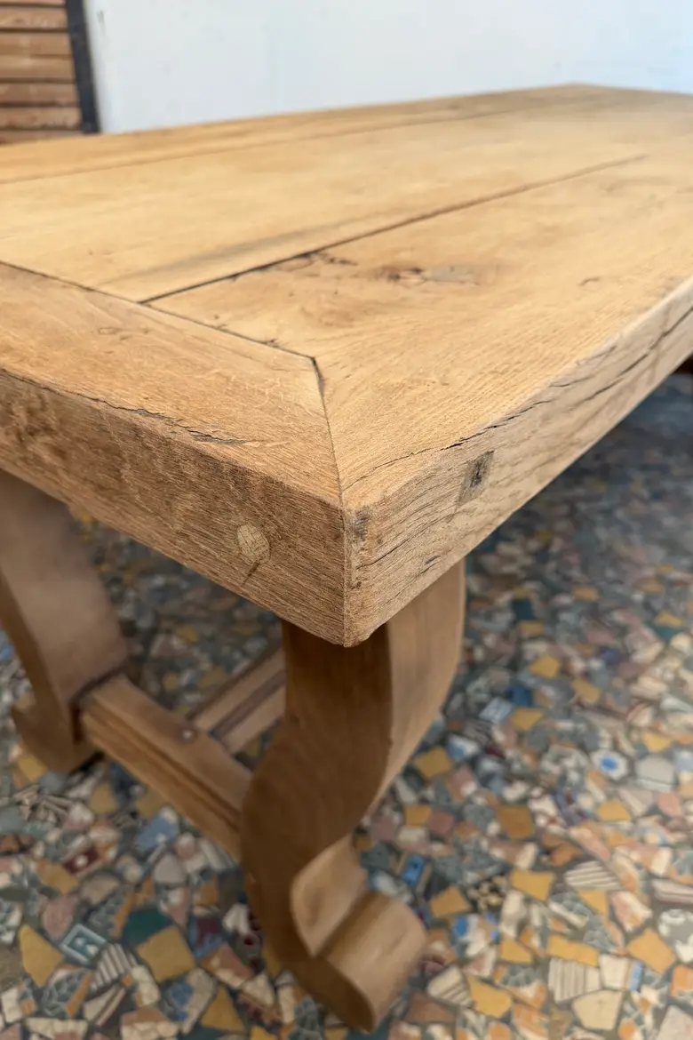 Table en chêne à piètement lyre — Table en chêne à piètement lyre