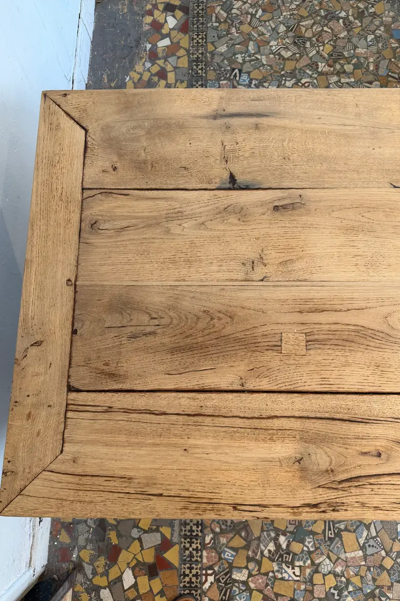 Table en chêne à piètement lyre — Table en chêne à piètement lyre