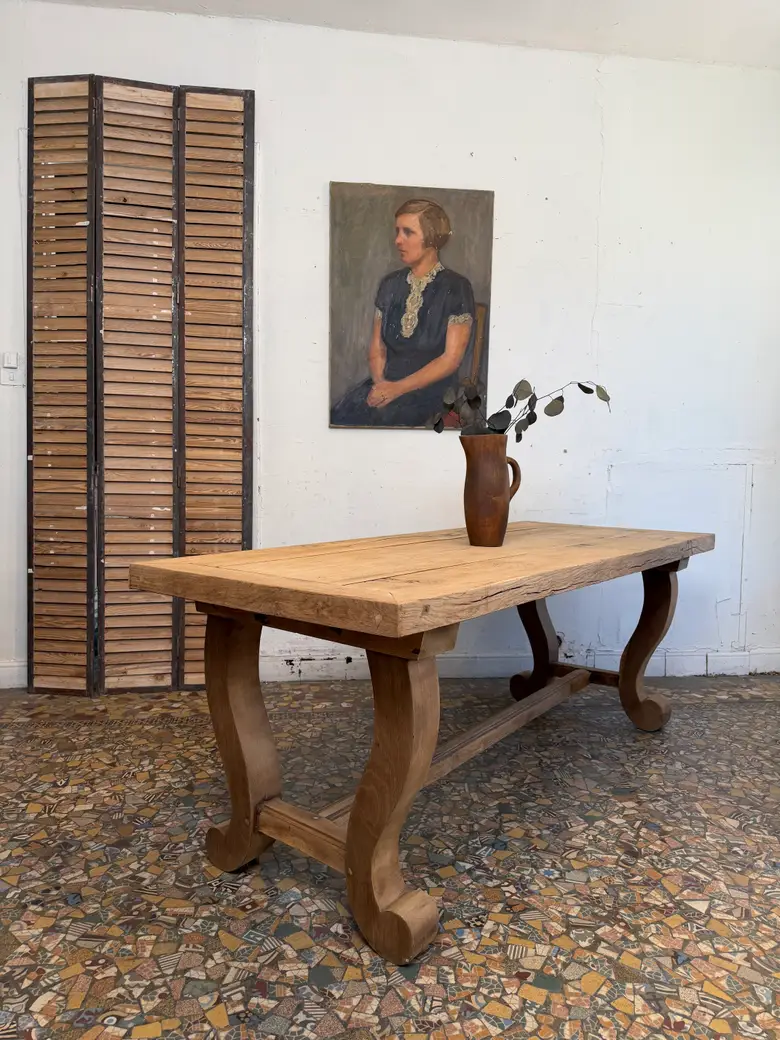 Table en chêne à piètement lyre — Table en chêne à piètement lyre
