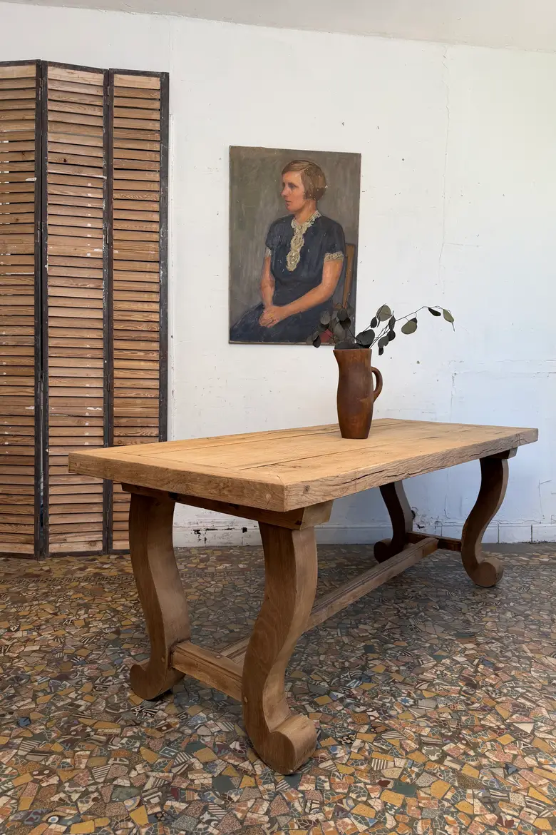 Table en chêne à piètement lyre — Table en chêne à piètement lyre