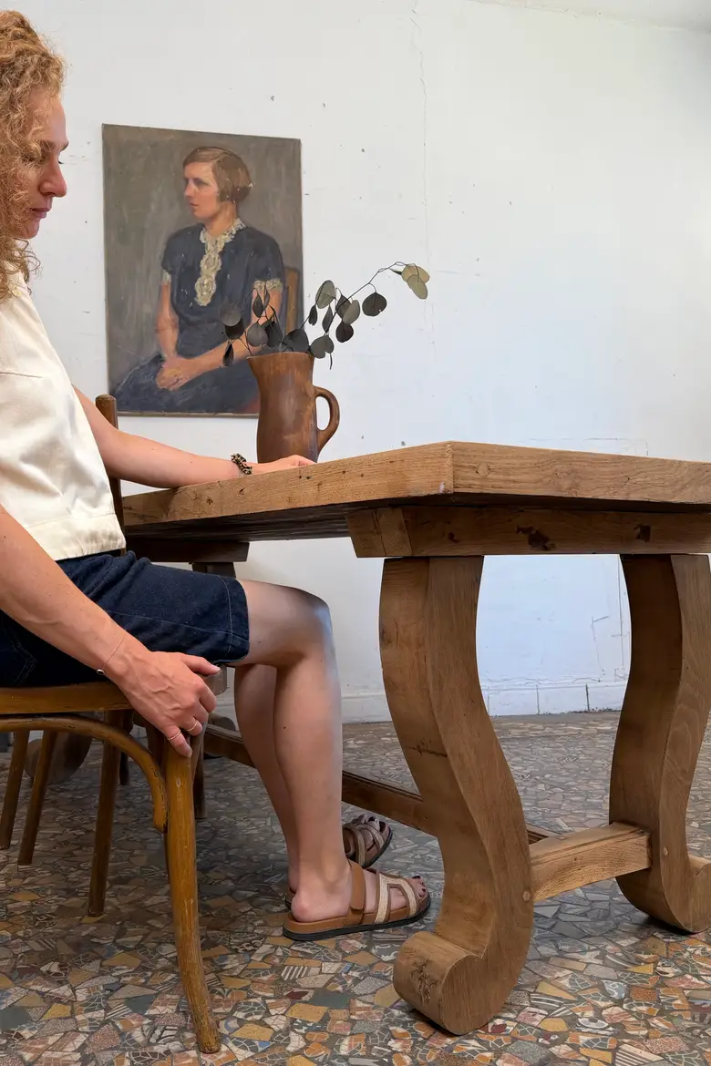 Table en chêne à piètement lyre — Table en chêne à piètement lyre