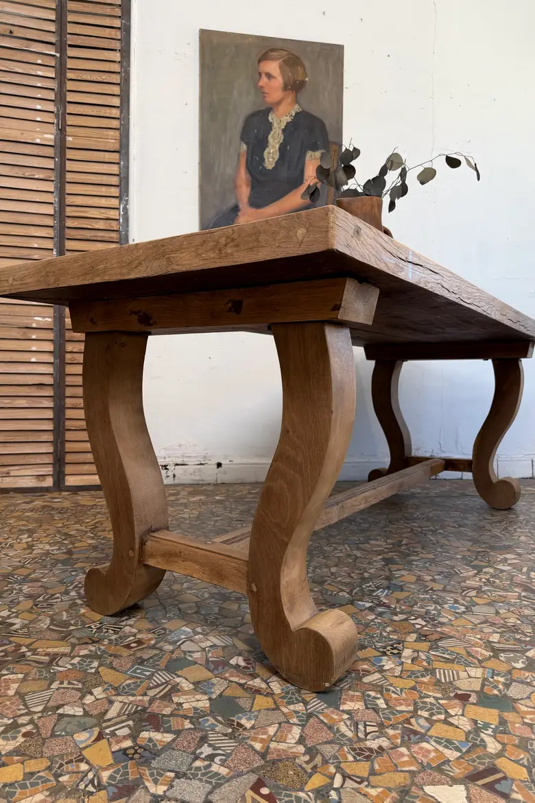 Table en chêne à piètement lyre — Table en chêne à piètement lyre