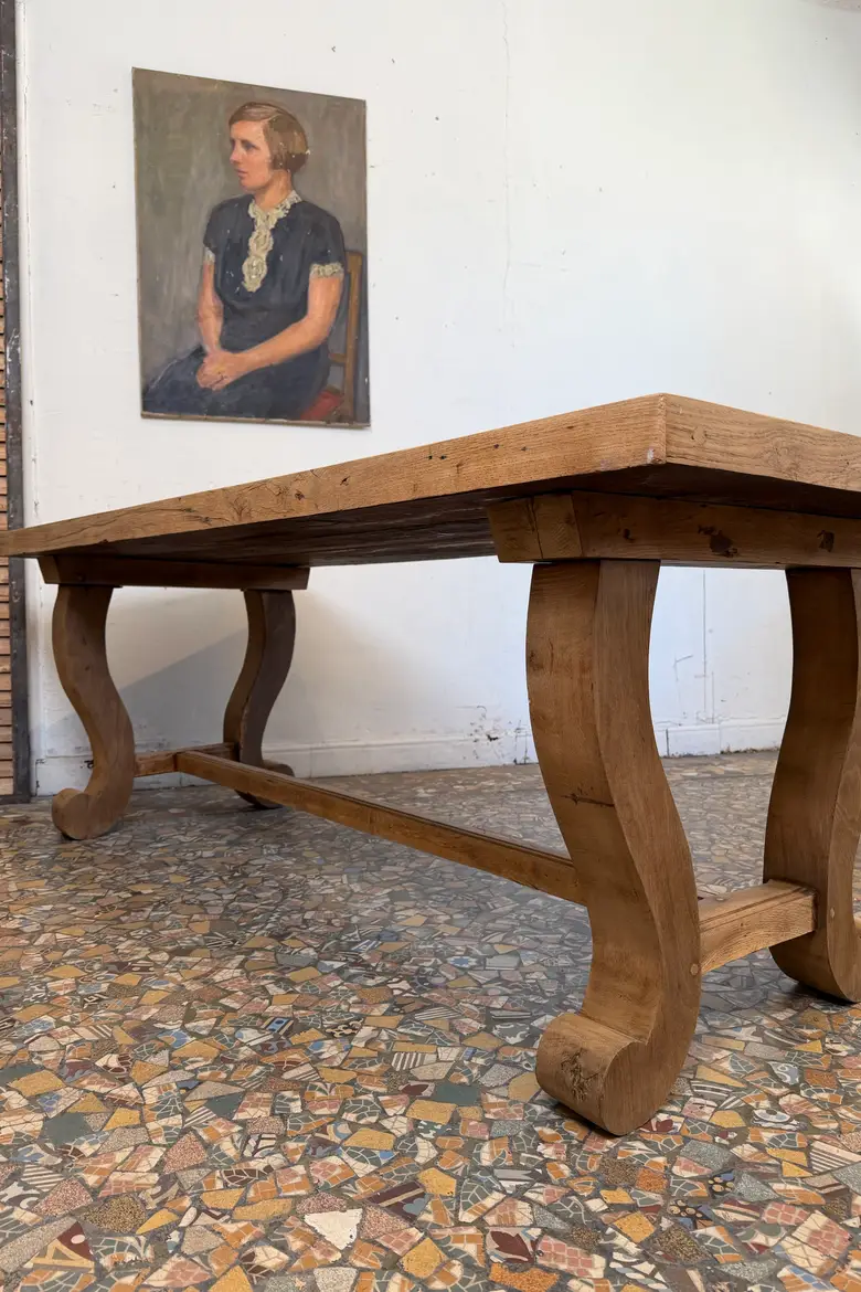 Table en chêne à piètement lyre — Table en chêne à piètement lyre