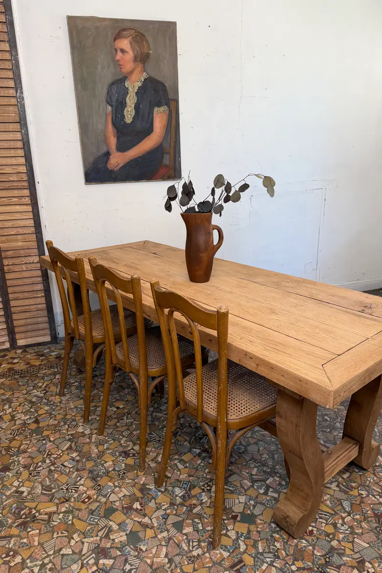 Table en chêne à piètement lyre — Table en chêne à piètement lyre