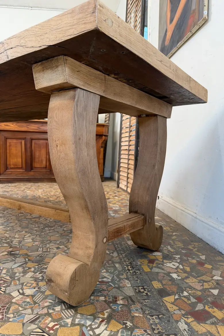 Table en chêne à piètement lyre — Table en chêne à piètement lyre