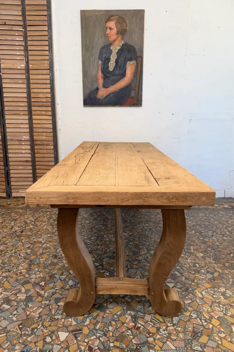 Table en chêne à piètement lyre — Table en chêne à piètement lyre