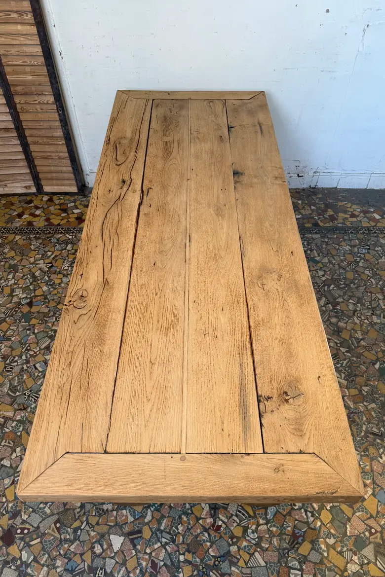 Table en chêne à piètement lyre — Table en chêne à piètement lyre