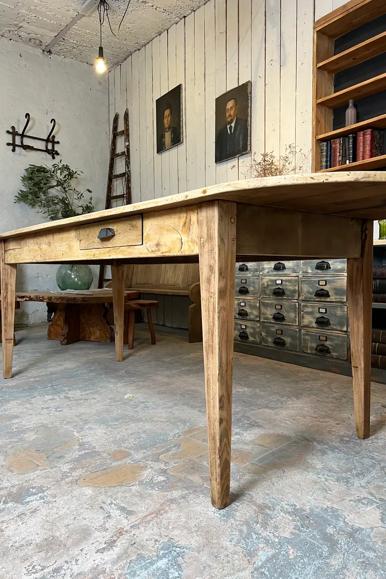 Table ovale en châtaignier