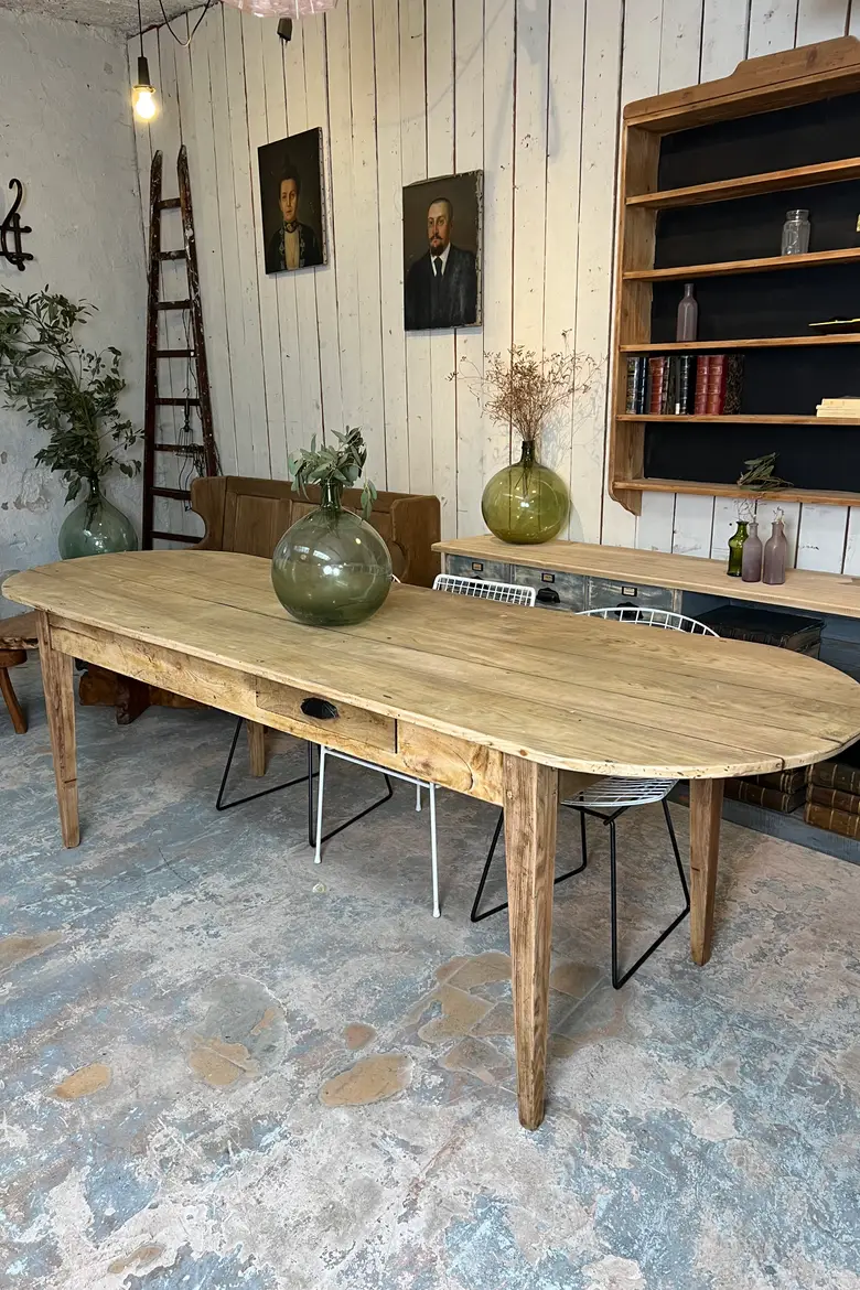 Table ovale en châtaignier