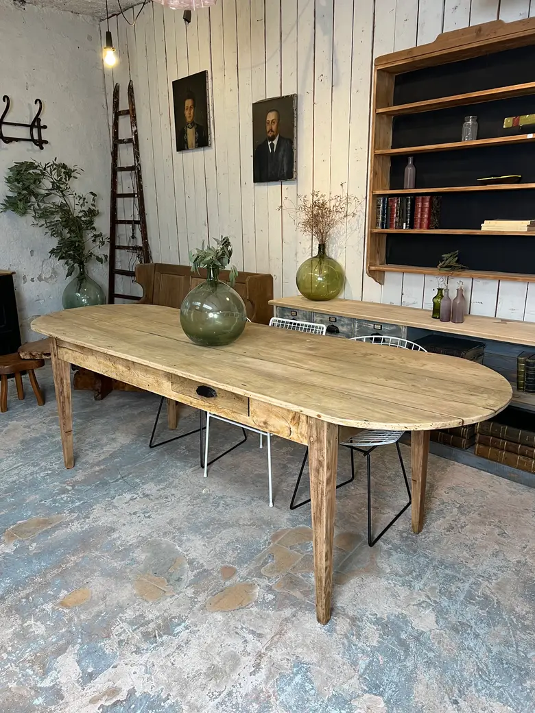 Table ovale en châtaignier