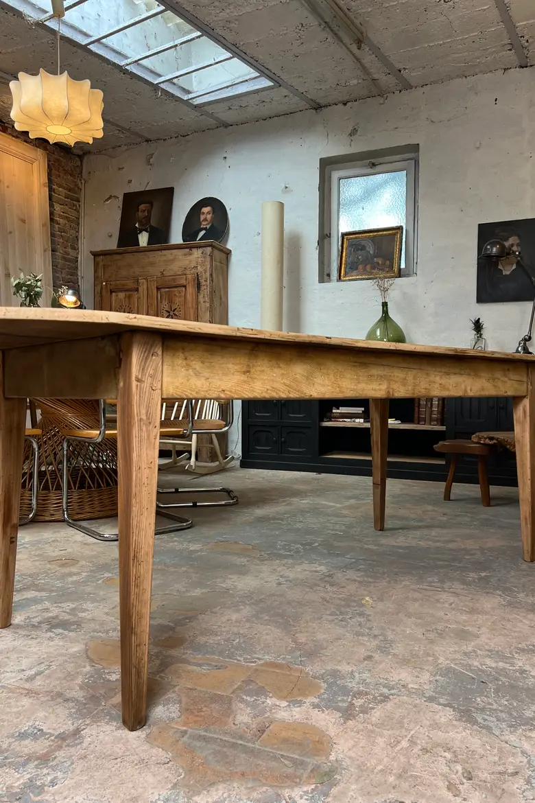 Table ovale en châtaignier