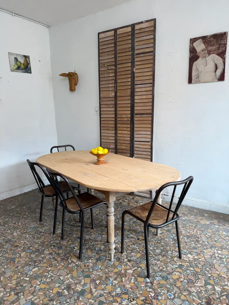 Table ovale en hêtre et sapin — Table ovale en hêtre et sapin