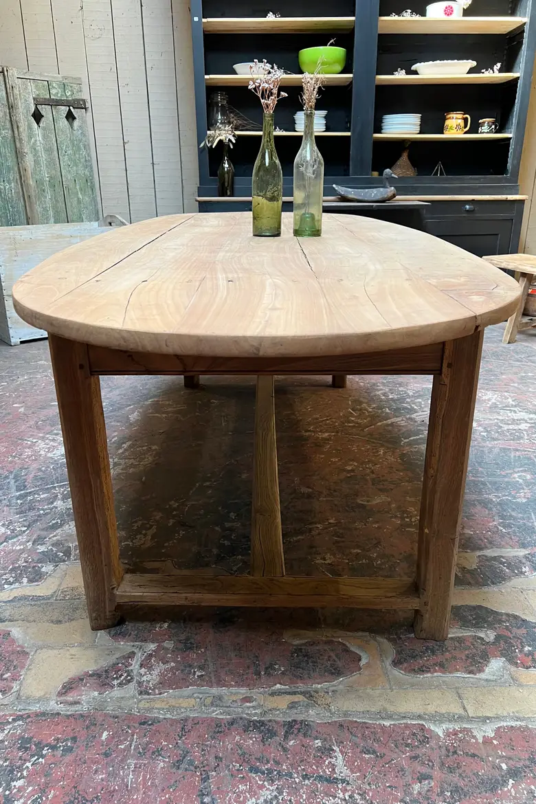 Table ovale en merisier Début XXème