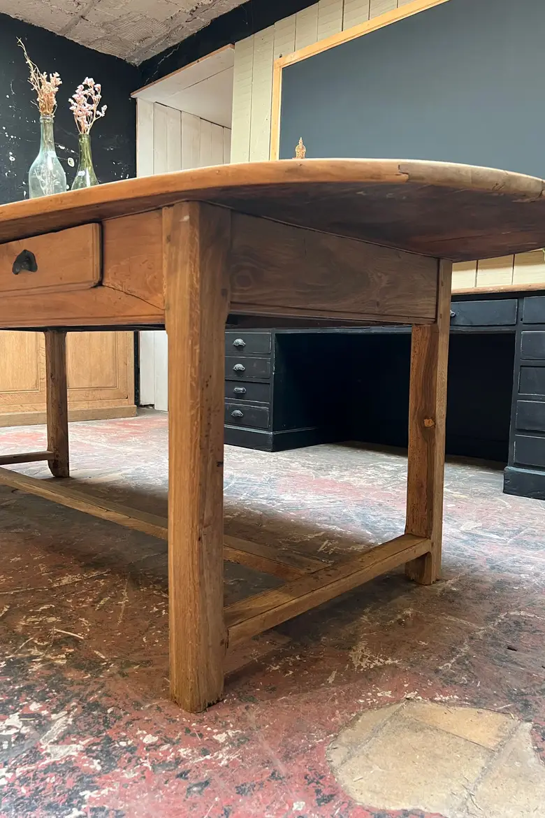 Table ovale en merisier Début XXème