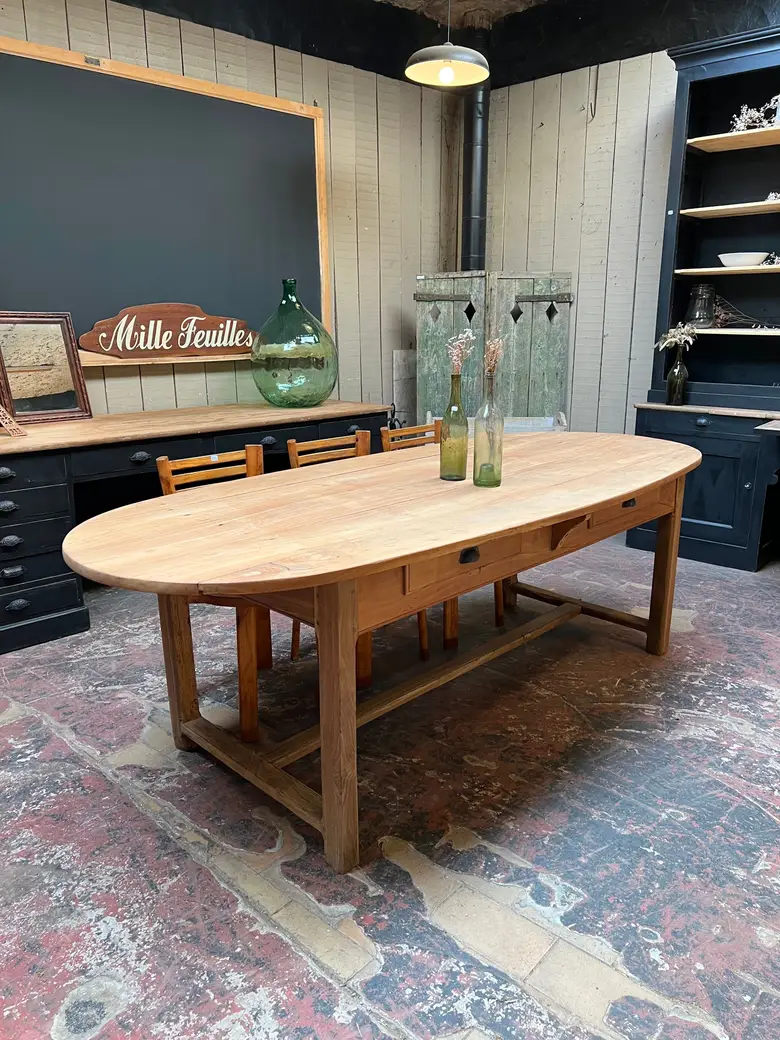 Table ovale en merisier Début XXème