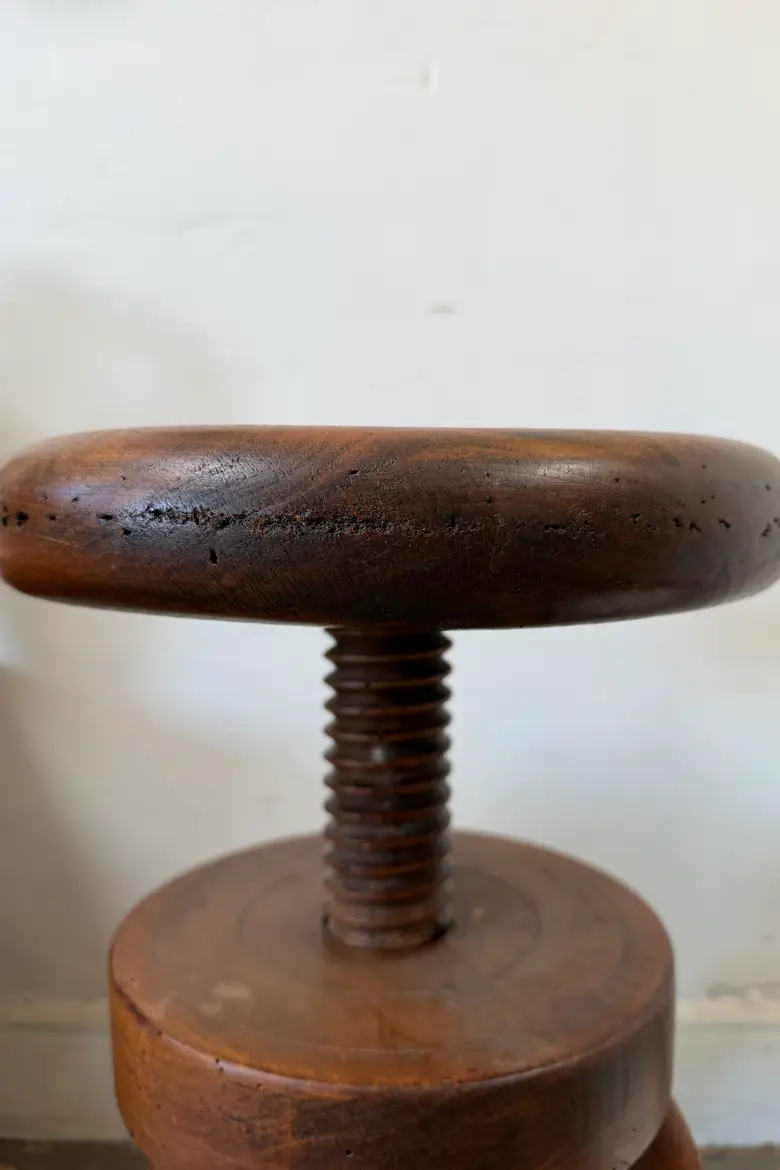 Tabouret d’atelier à vis en hêtre – début XXe siècle