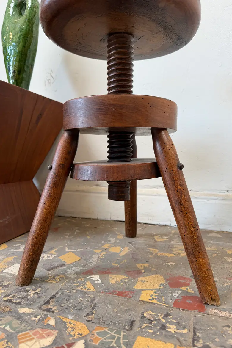 Tabouret d’atelier à vis en hêtre – début XXe siècle