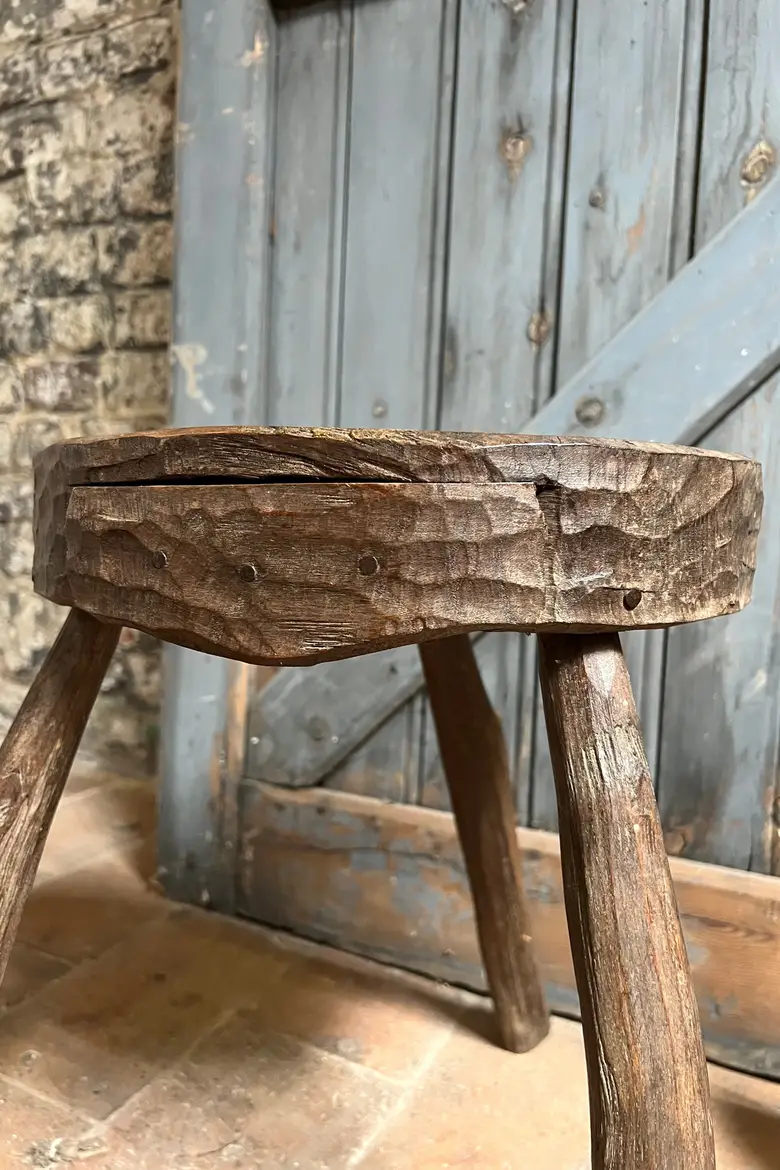 Tabouret primitif en bois Début XXème
