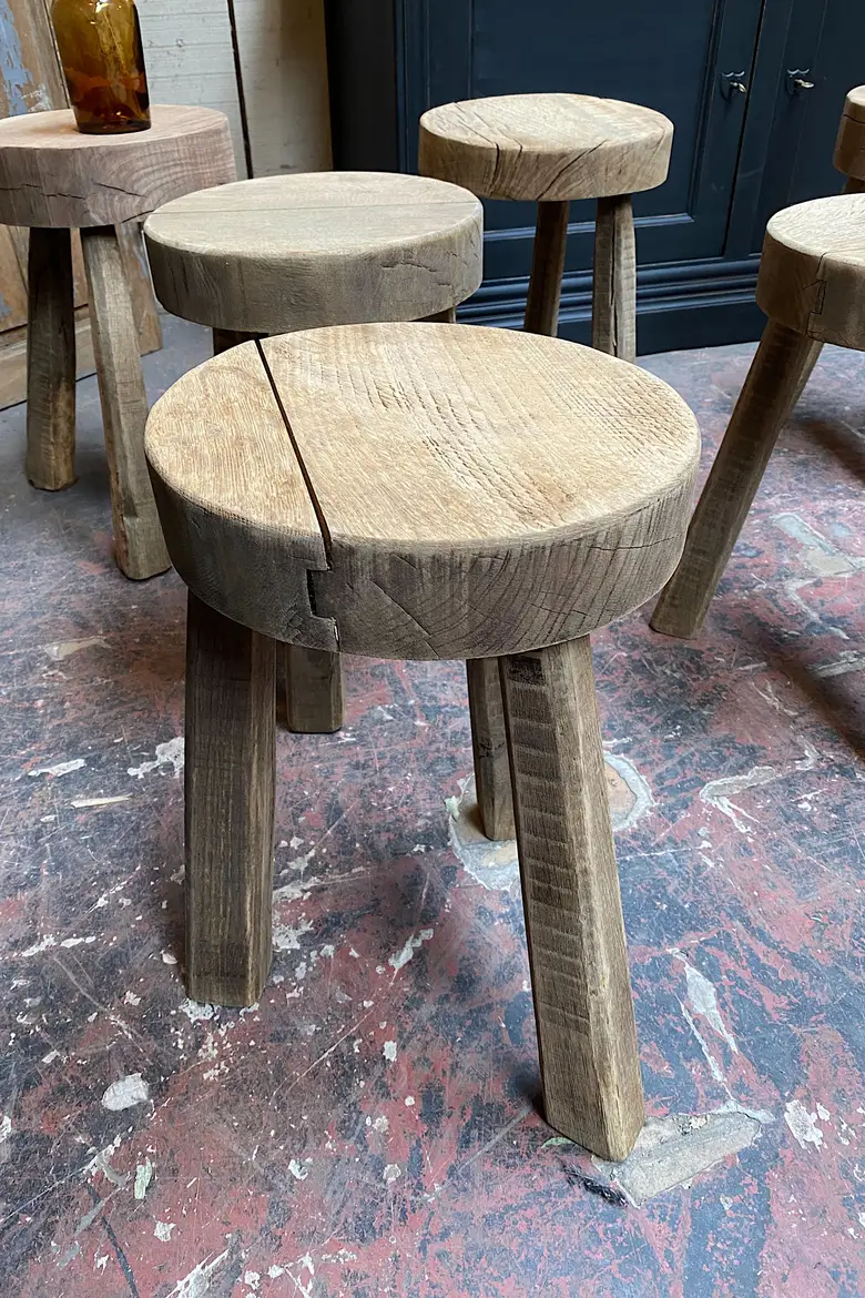 Tabourets brutalistes en chêne Début XXème