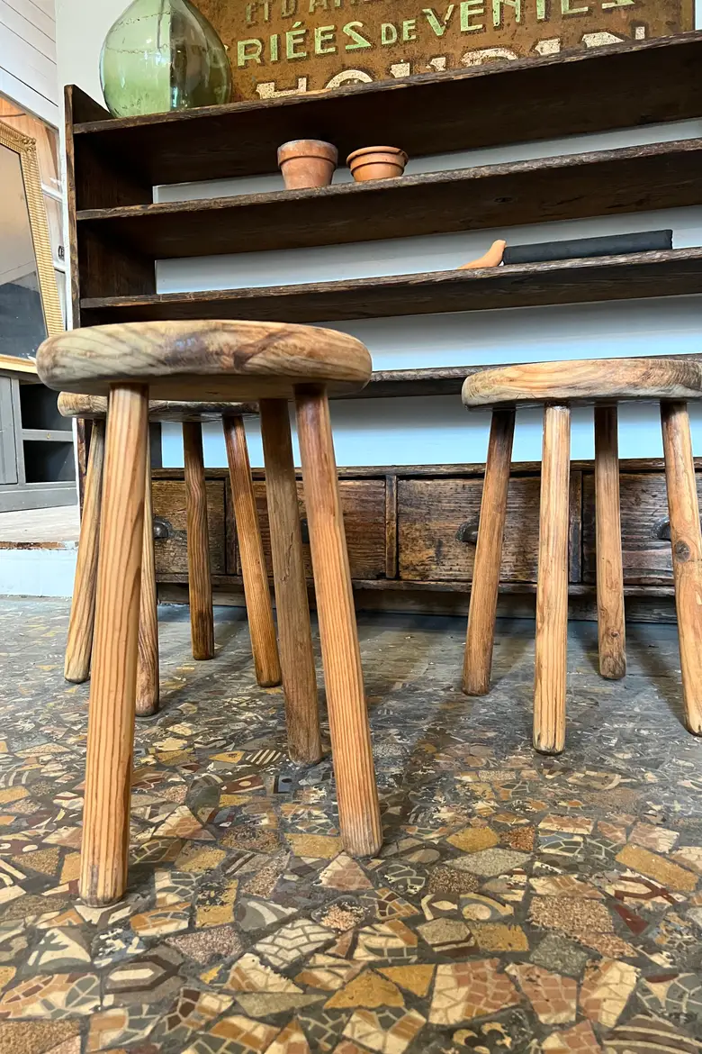 Tabourets brutalistes en sapin
