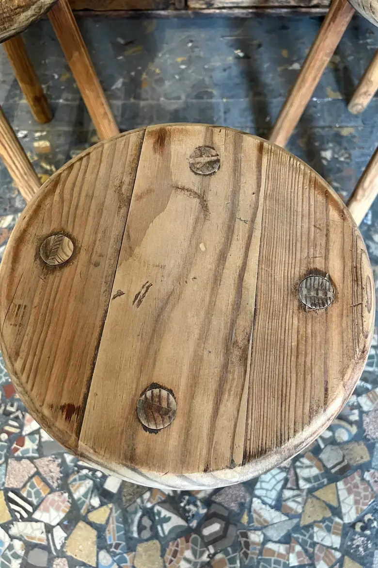 Tabourets brutalistes en sapin