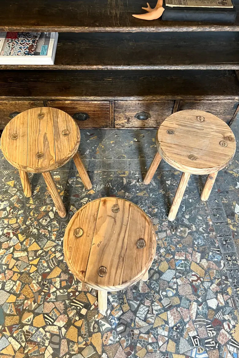 Tabourets brutalistes en sapin