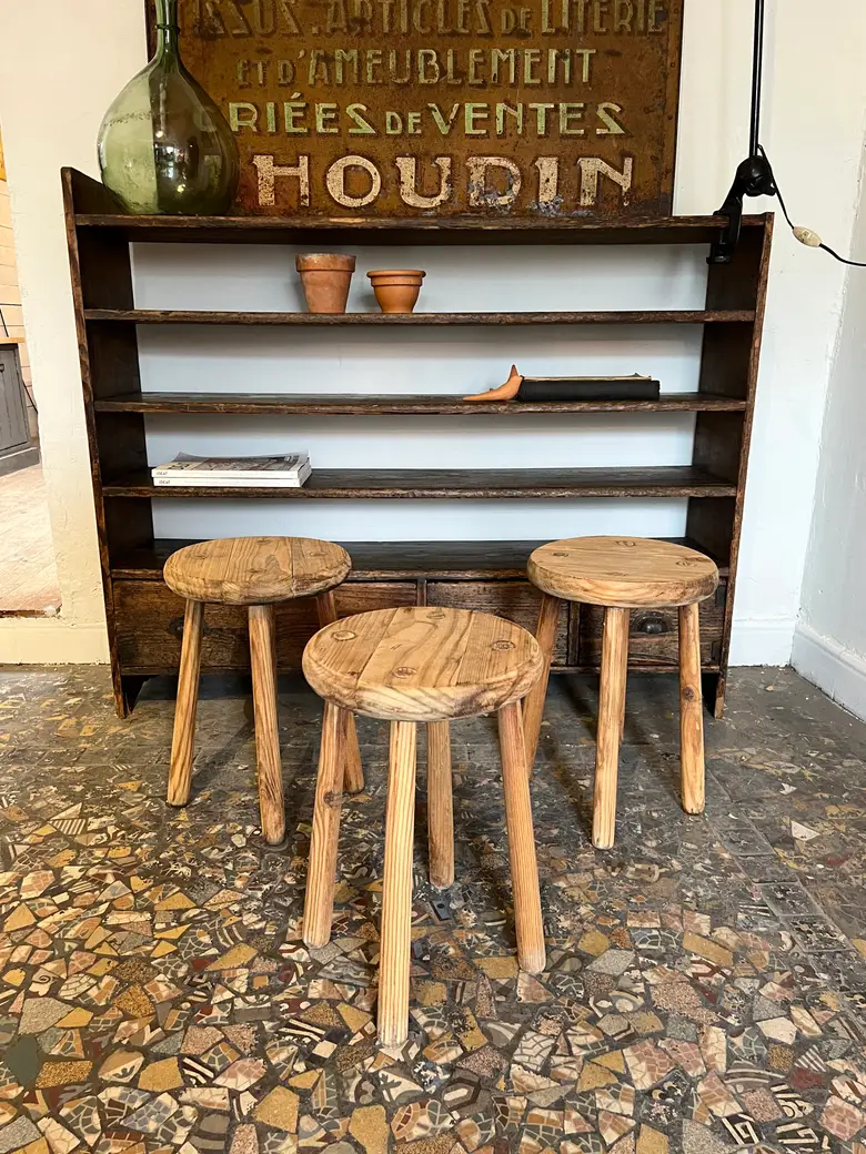 Tabourets brutalistes en sapin