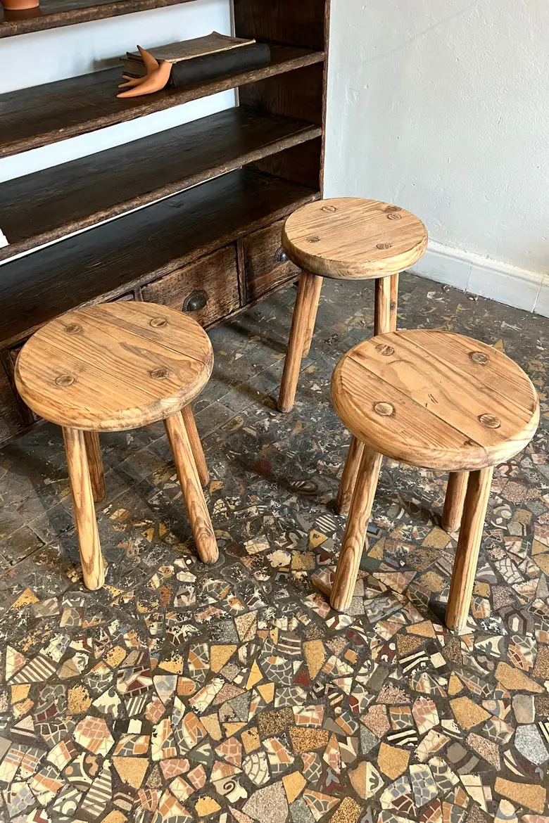 Tabourets brutalistes en sapin