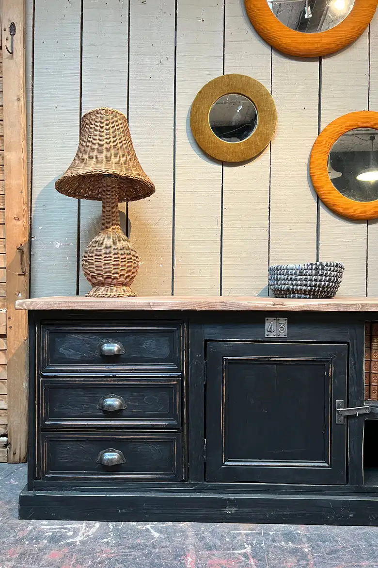 Meuble bas / TV en bois — Tiroir et portes du meuble