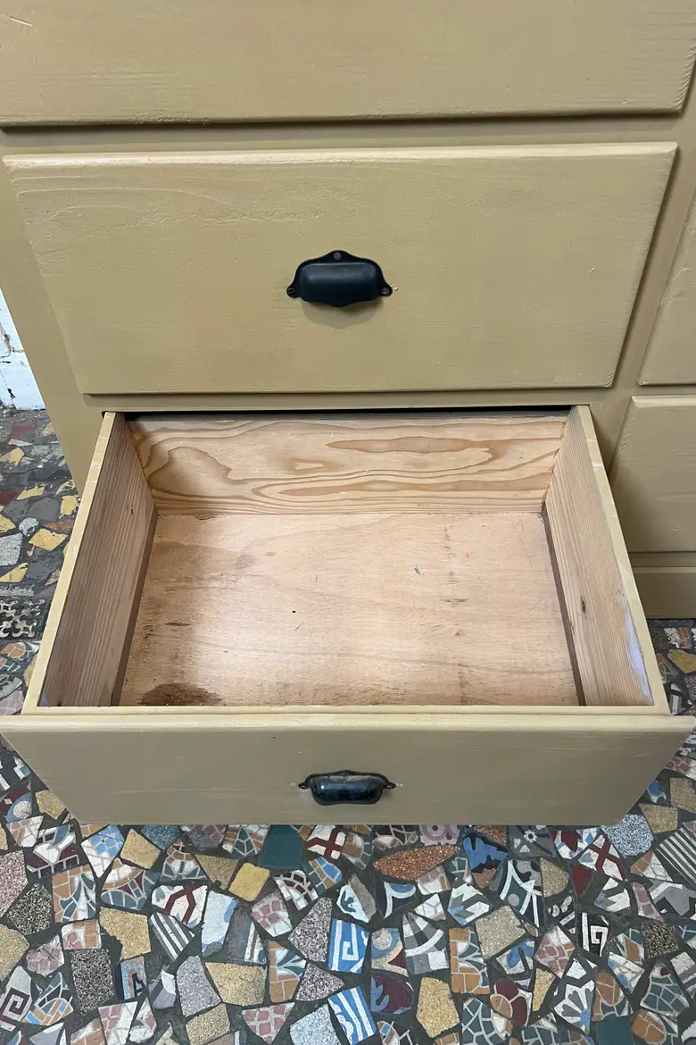 Vaisselier ocre des années 50
