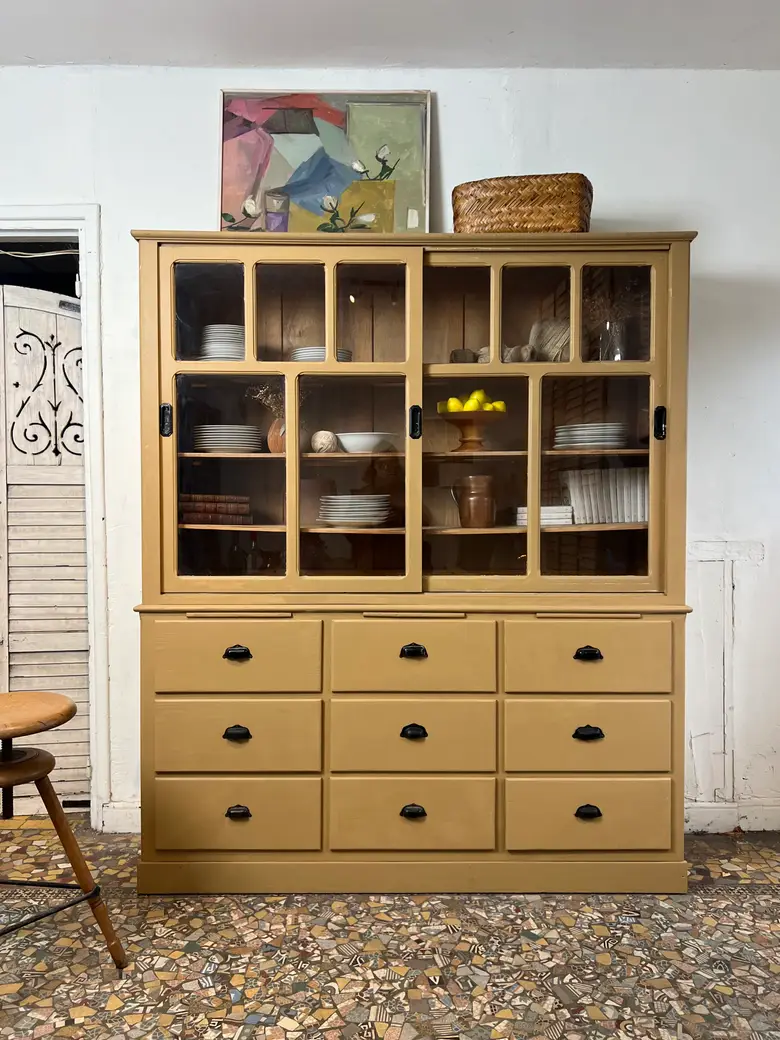 Vaisselier ocre des années 50