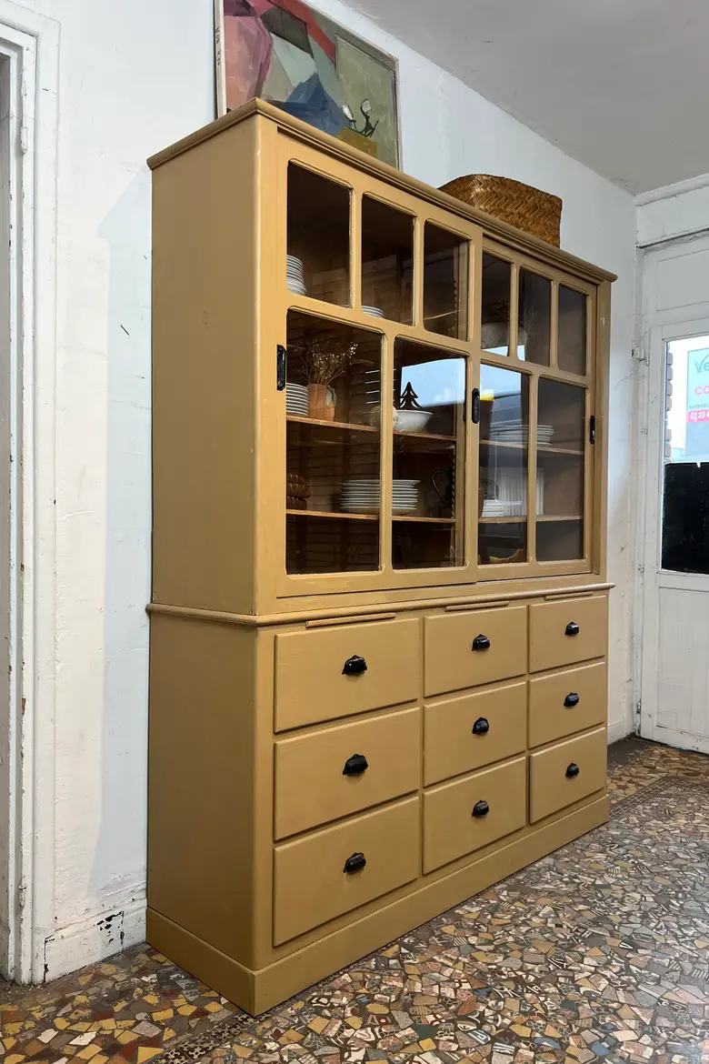 Vaisselier ocre des années 50