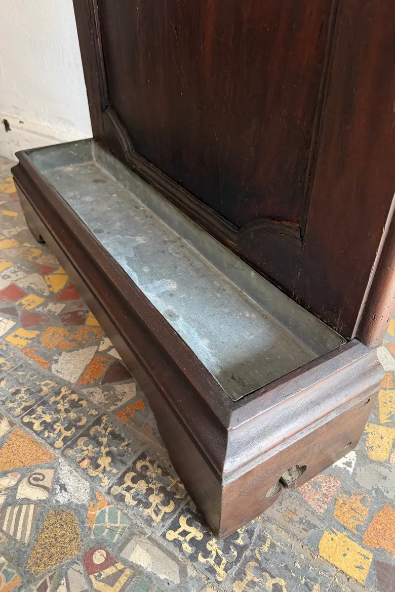 Vestiaire d’entrée en noyer – XVIIIe siècle — Vestiaire d’entrée en noyer – XVIIIe siècle